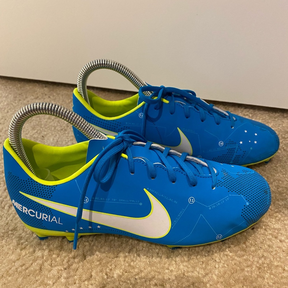 Boys Nike soccer cleats Sz 4Y